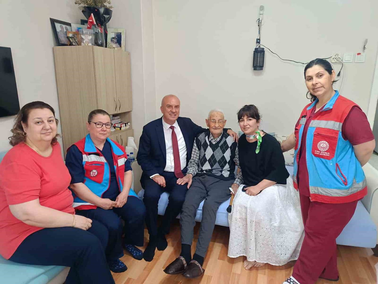 "EVDE TEMİZLİK VE VEFA PROJESİ" ÇERÇEVESİNDE YAŞLI, ENGELLİ VE KRONİK HASTALARA YÖNELİK YÜRÜTÜLEN...