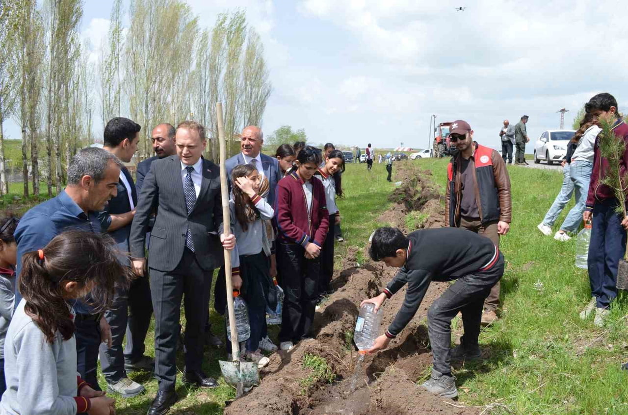 "HATIRA YOLU" PROJESİ KAPSAMINDA 350 FİDAN TOPRAKLA BULUŞTURULDU.