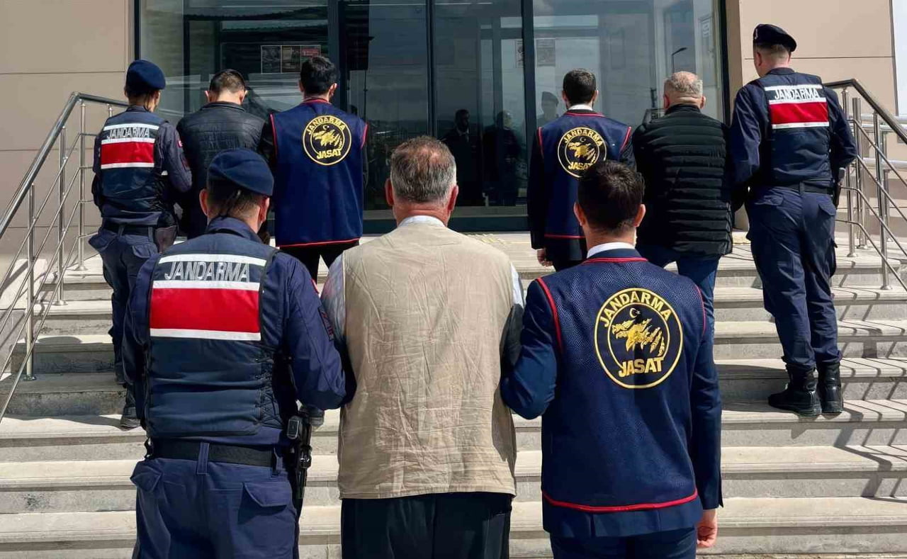 "HERKESİN GİREBİLECEĞİ BİR YERDE BIRAKILMAKLA BİRLİKTE KİLİTLENMEK SURETİYLE HIRSIZLIK" SUÇUNDAN...