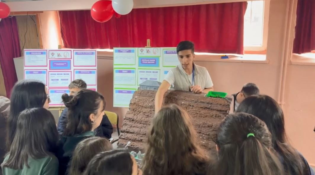 "HEYELAN ERKEN UYARI SİSTEMİ", HOPA’DA DÜZENLENEN TÜBİTAK 4006 BİLİM FUARI’NDA ZİYARETÇİLERİN EN...