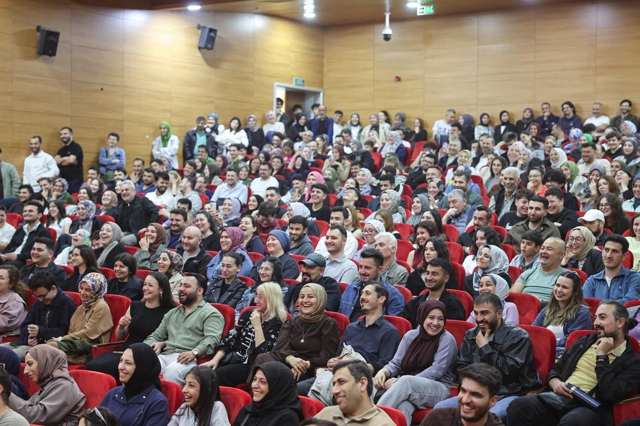 "MUSTİ KUSTİ" ADIYLA TANINAN SENEGALLİ KOMEDYEN MOUHAMED MOUSTAPHA NDİAYE, SULTANGAZİLİLERLE BİR...