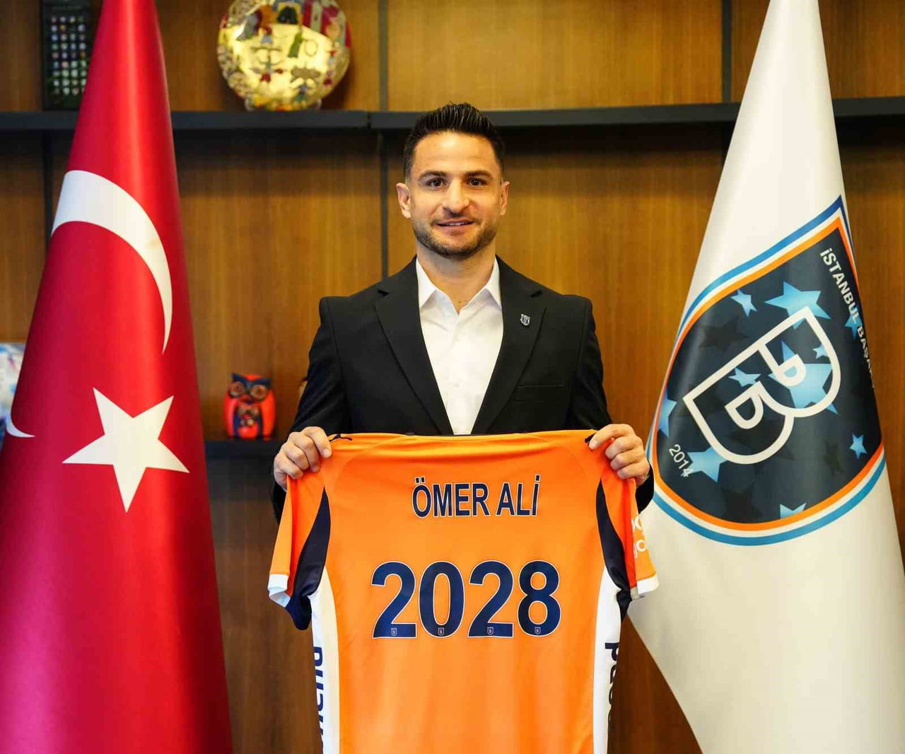 RAMS BAŞAKŞEHİR, 4 SEZONDUR TAKIMDA FORMA GİYEN KAPTAN ÖMER ALİ ŞAHİNER'İN SÖZLEŞMESİNİN 2027-2028...