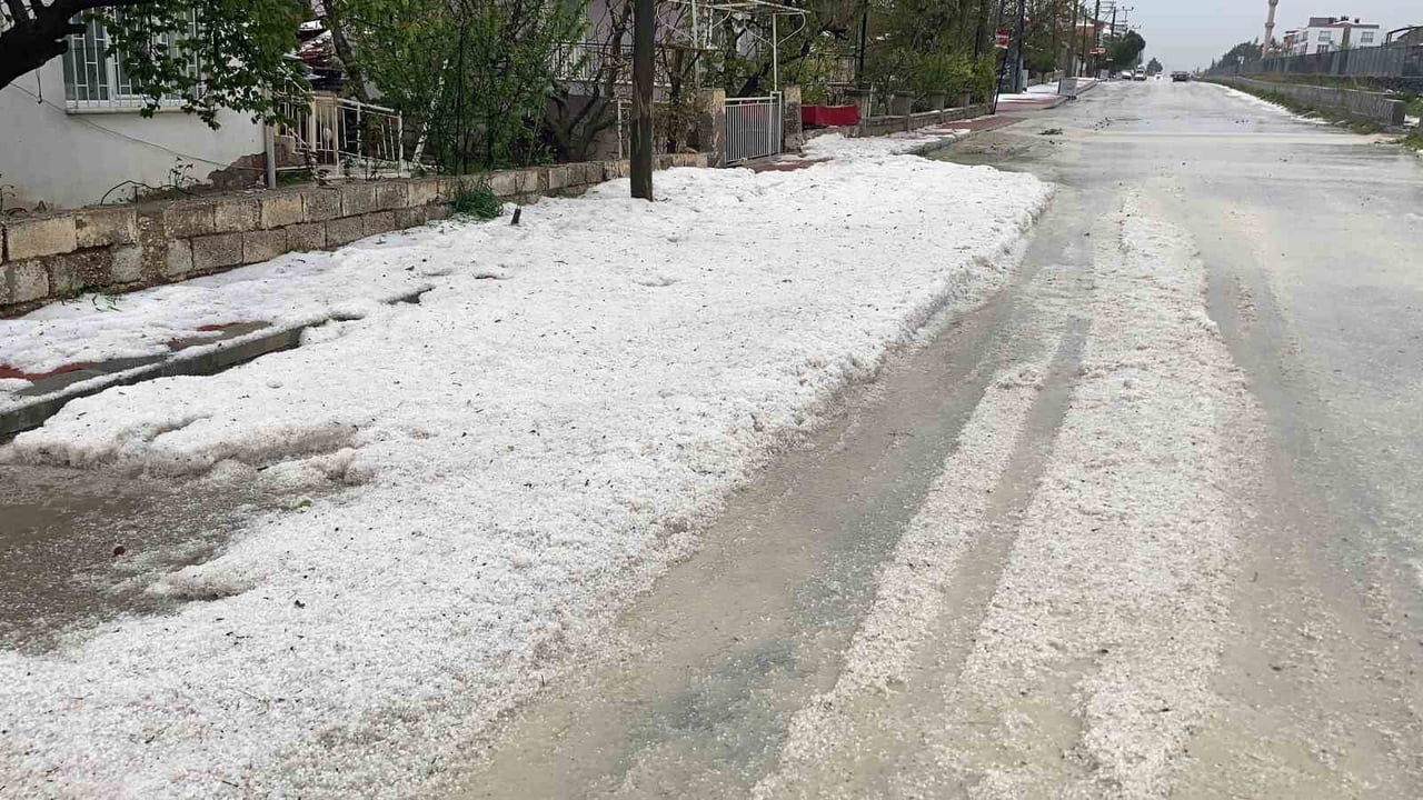 REFAHİYE’DE DOLU YAĞIŞI ETKİLİ OLDU