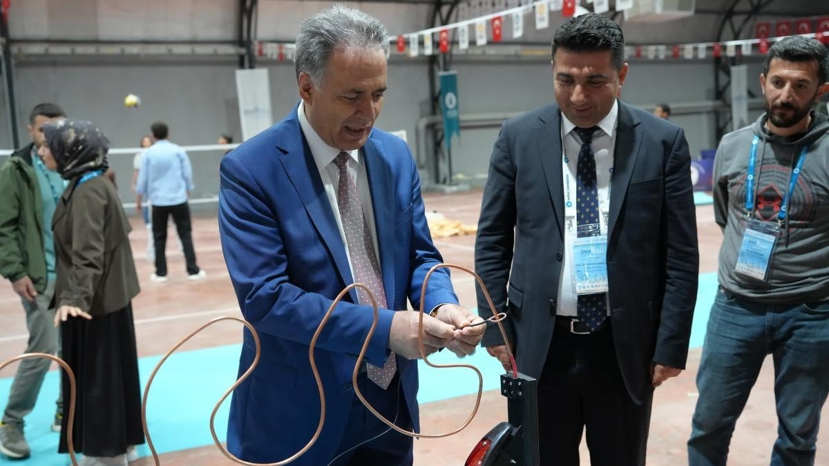 REKTÖR AKPOLAT, İPEK YOLU KARİYER FUARI’NDAKİ STANTLARI ZİYARET ETTİ