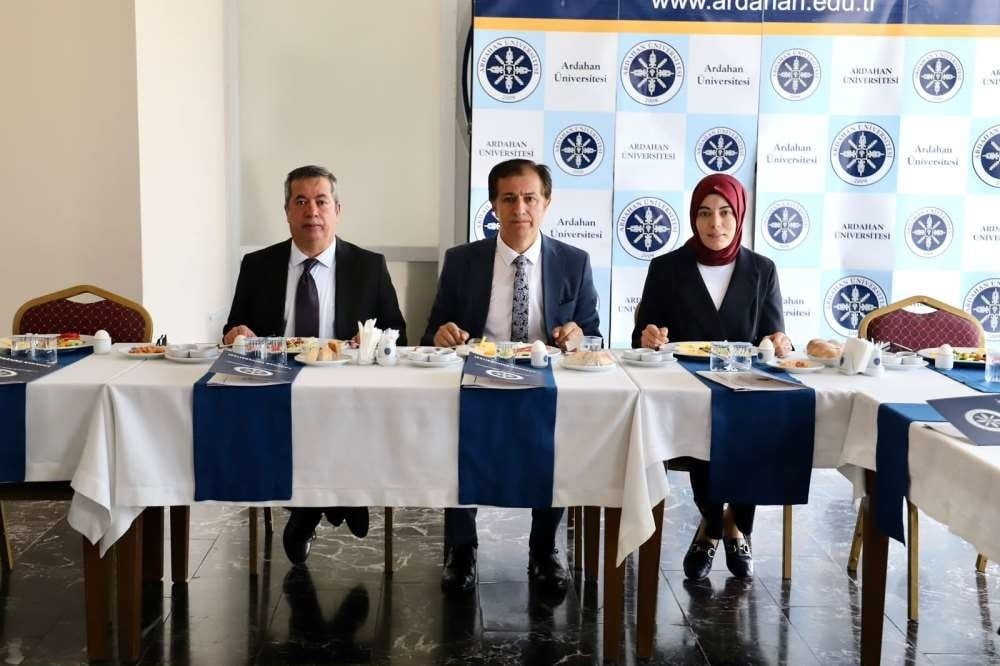REKTÖR EMİROĞLU BASINLA BULUŞTU. (OLGUN YILDIZ/ARDAHAN-İHA)