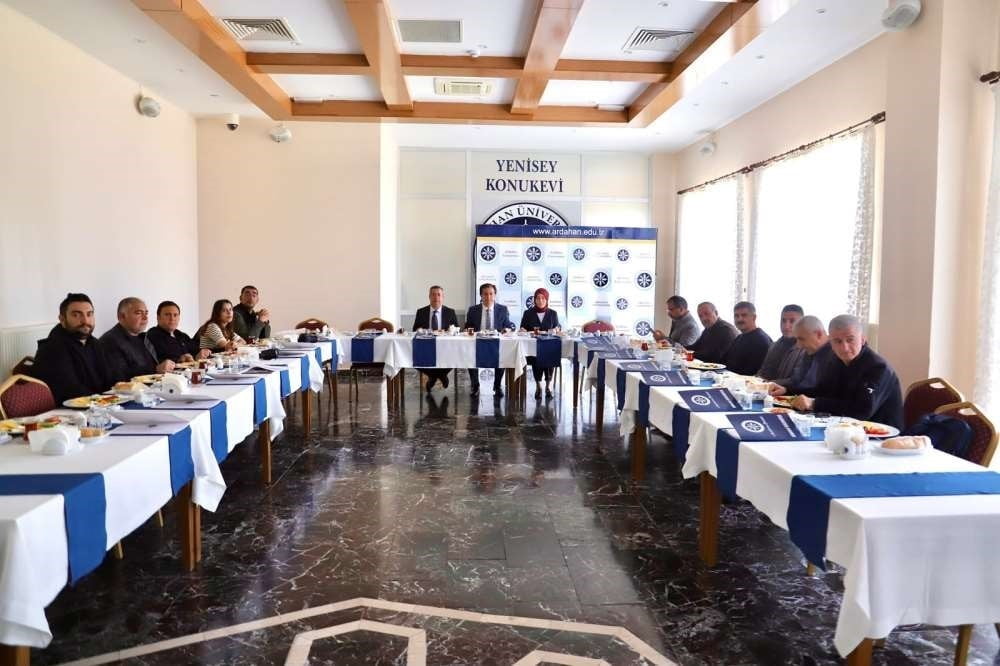 REKTÖR EMİROĞLU BASINLA BULUŞTU. (OLGUN YILDIZ/ARDAHAN-İHA)