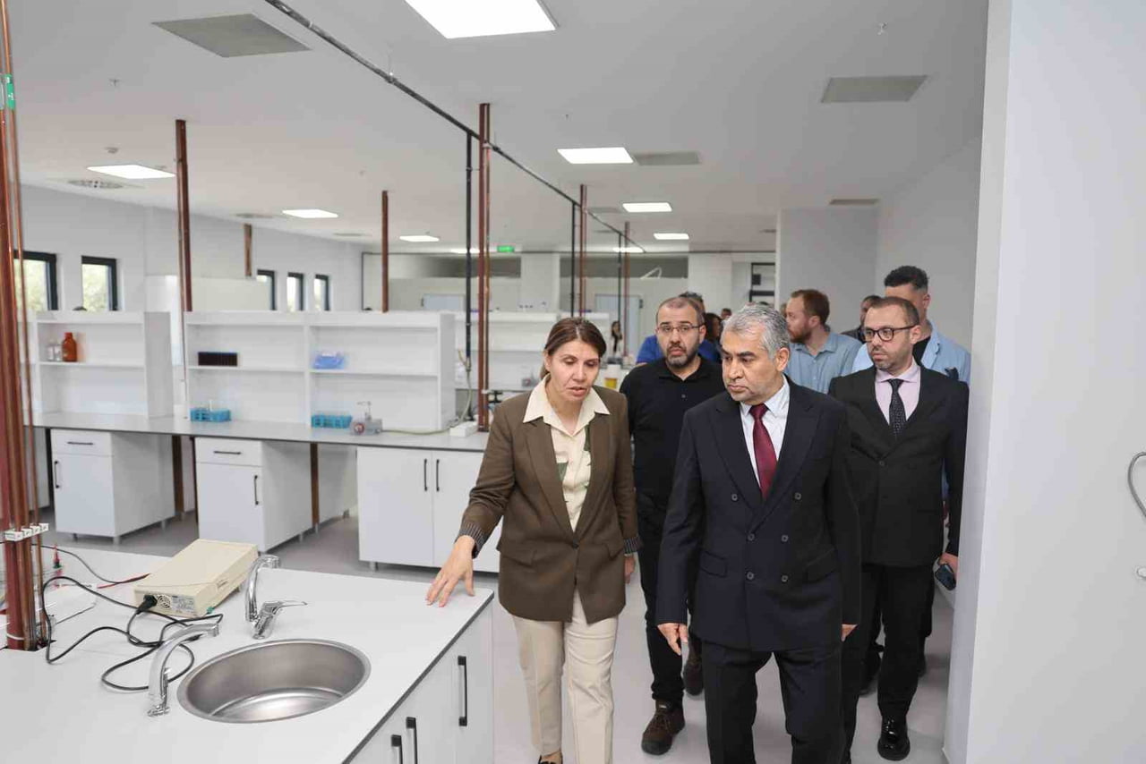 REKTÖR KENT, ARAŞTIRMA LABORATUVARINI İNCELEDİ