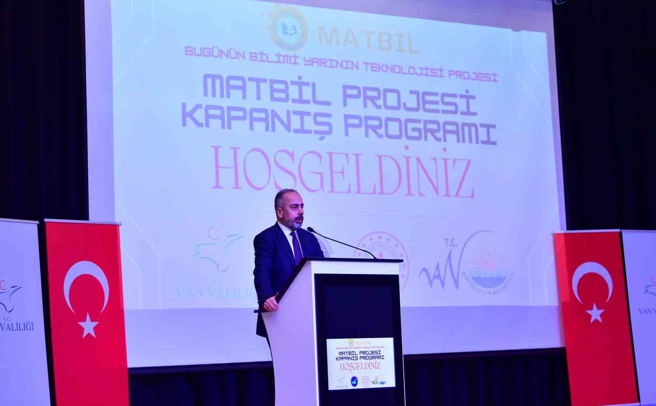 REKTÖR PROF. DR. HAMDULLAH ŞEVLİ İSE KONUŞMASINDA MATBİL PROJESİNİN MATEMATİK İLE BİLGİSAYAR...