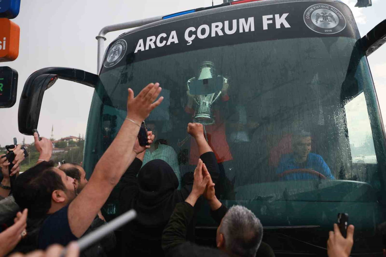 RENDYOL 1. LİG PLAY-OFF FİNALİNDE ESENLER EROKSPOR'U 2-0 MAĞLUP EDEN ÇORUM FK, TARAFTARLAR...