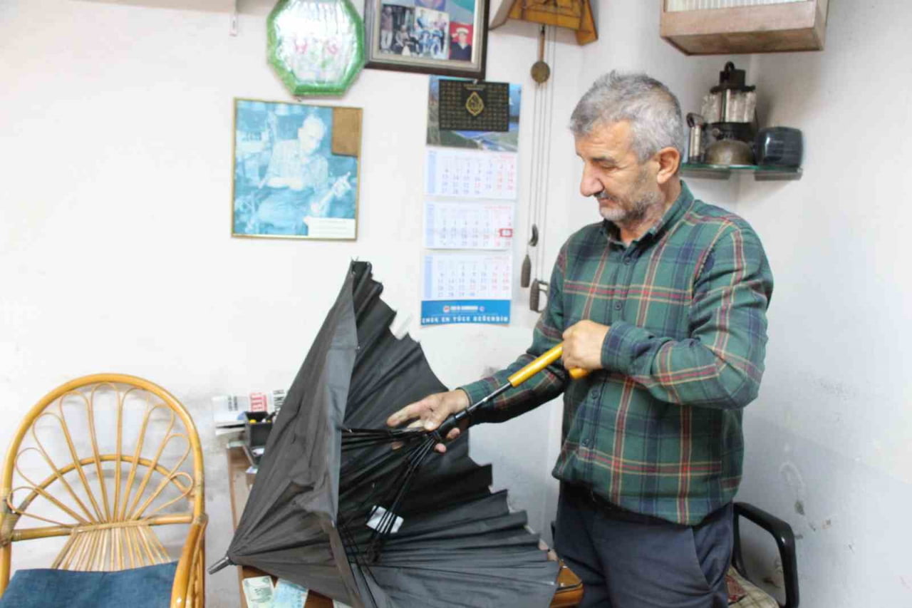 RİZE'DE 40 YILDIR ŞEMSİYE TAMİRİ YAPAN ORHAN TARLACI, BABASINDAN ÖĞRENDİĞİ MESLEĞİ YAŞATMAYA...