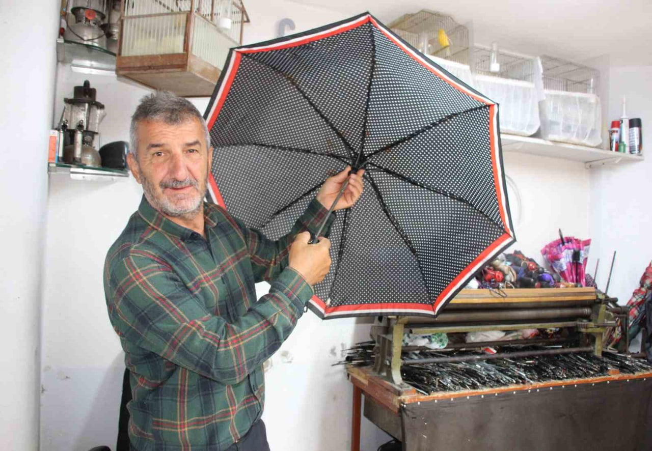 RİZE'DE 40 YILDIR ŞEMSİYE TAMİRİ YAPAN ORHAN TARLACI, BABASINDAN ÖĞRENDİĞİ MESLEĞİ YAŞATMAYA...