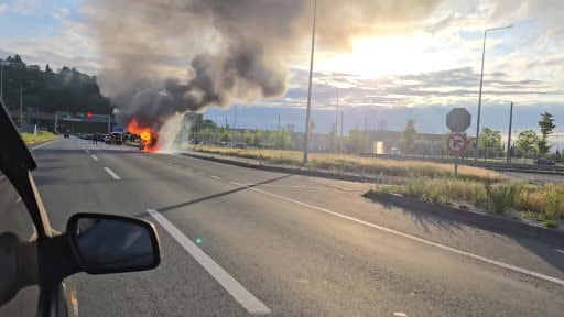 Rize'de seyir halindeki otomobil alev topuna döndü