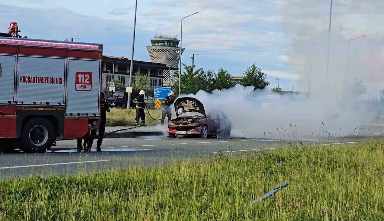 RİZE’DE SEYİR HALİNDEKİ PEUGEOT MARKA OTOMOBİL ALEV TOPUNA DÖNDÜ.