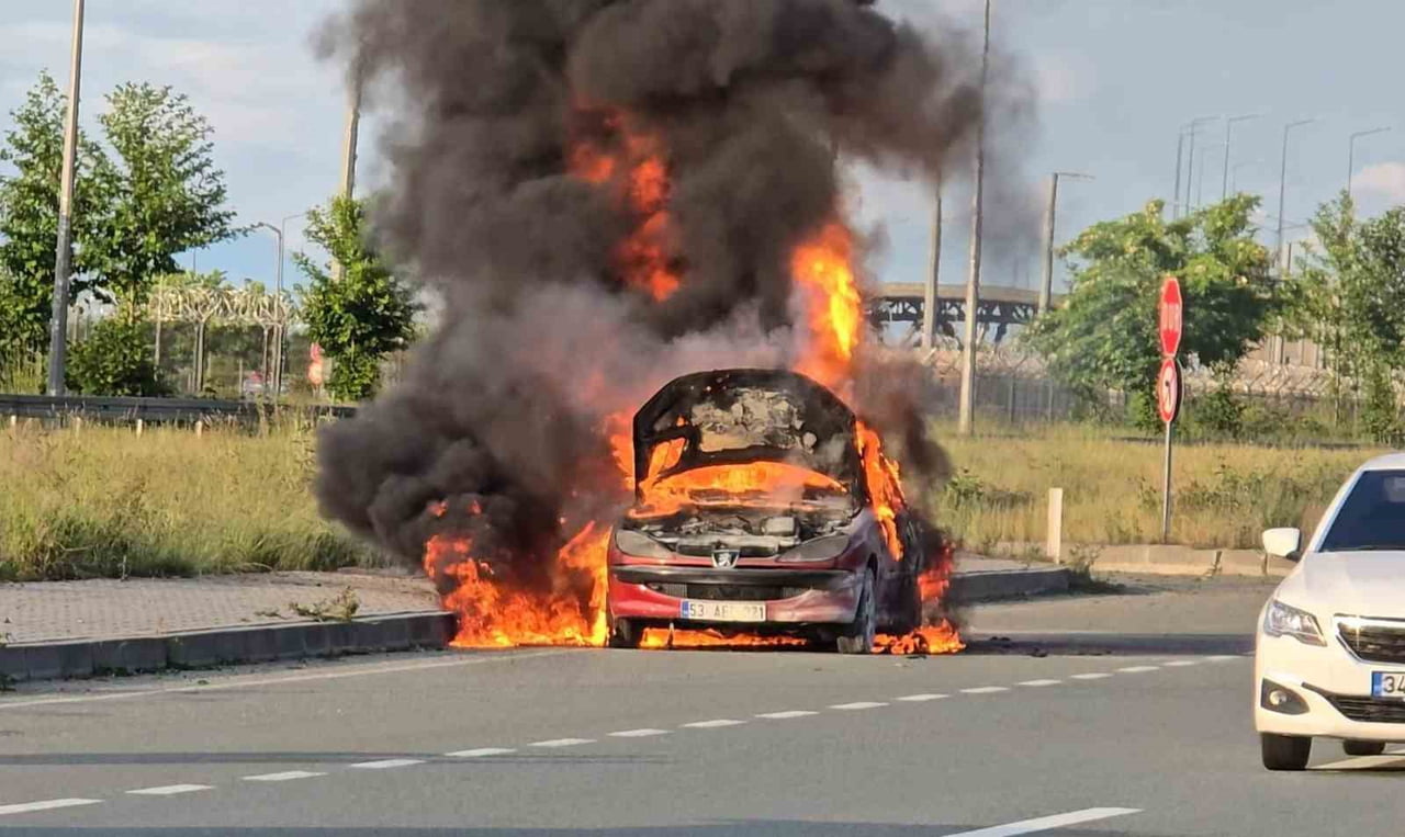 RİZE’DE SEYİR HALİNDEKİ PEUGEOT MARKA OTOMOBİL ALEV TOPUNA DÖNDÜ.