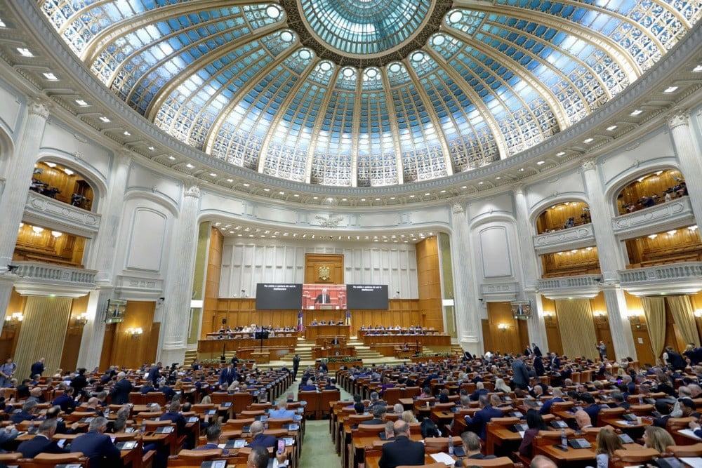 ROMANYA'DA BAŞBAKAN ILLİE BOLOJAN LİDERLİĞİNDEKİ AVRUPA YANLISI HÜKÜMET, PARLAMENTODA YAPILAN...