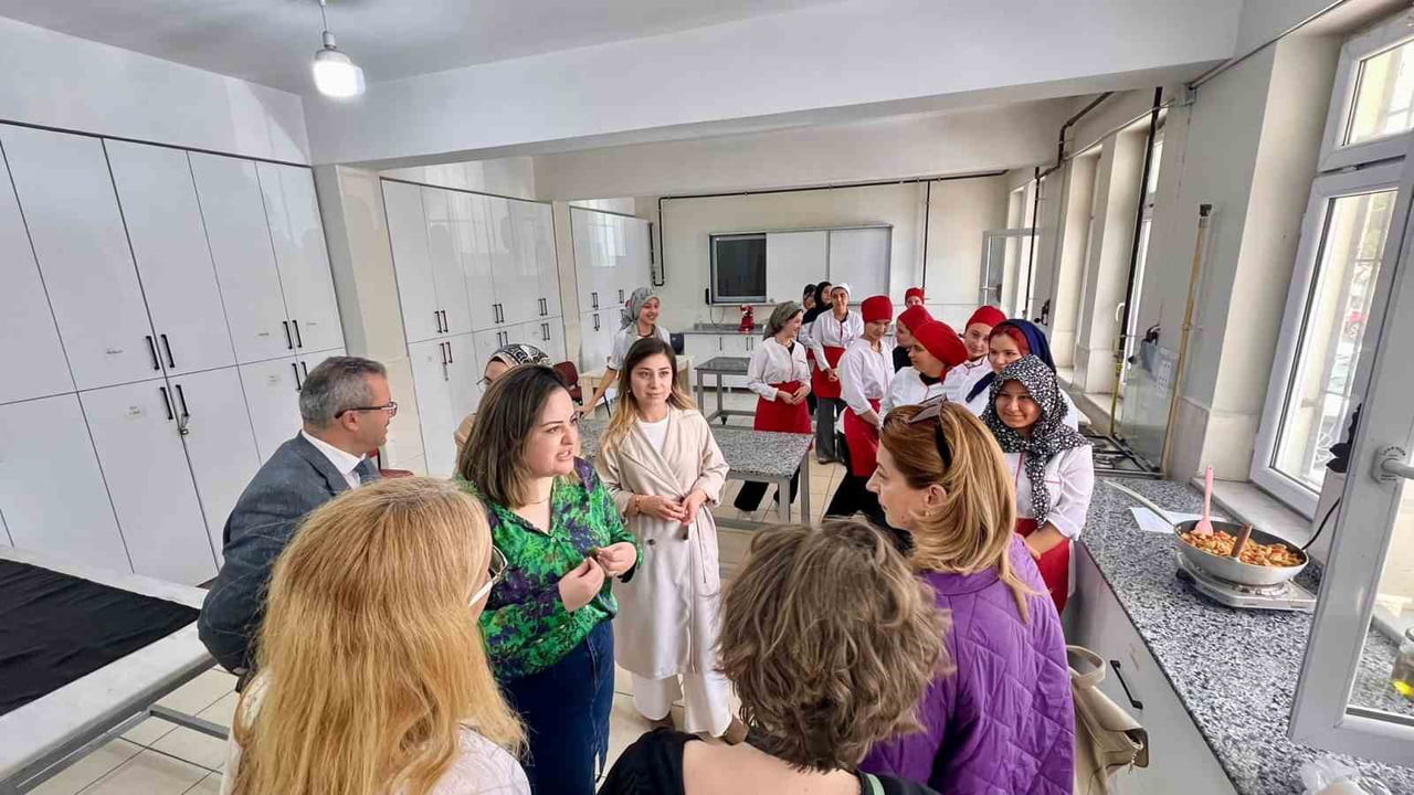 ROMANYALI ÖĞRETMENLER OSMANİYE’DE ATÖLYELERDEKİ ÇALIŞMALARI İNCELEDİ