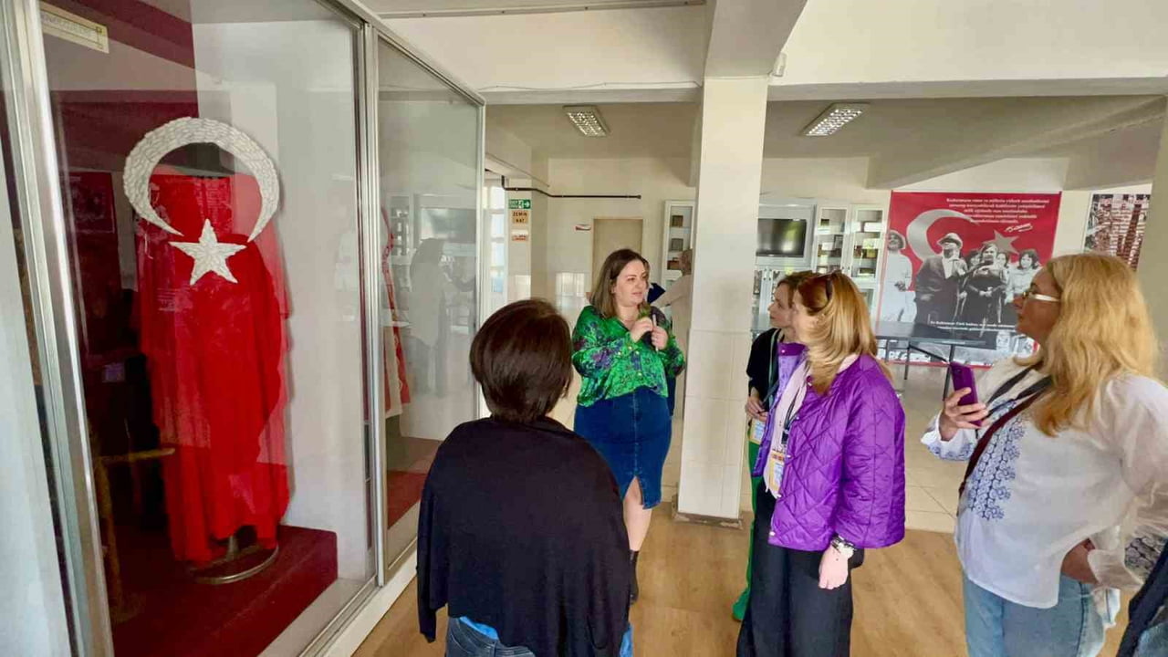 ROMANYALI ÖĞRETMENLER OSMANİYE’DE ATÖLYELERDEKİ ÇALIŞMALARI İNCELEDİ