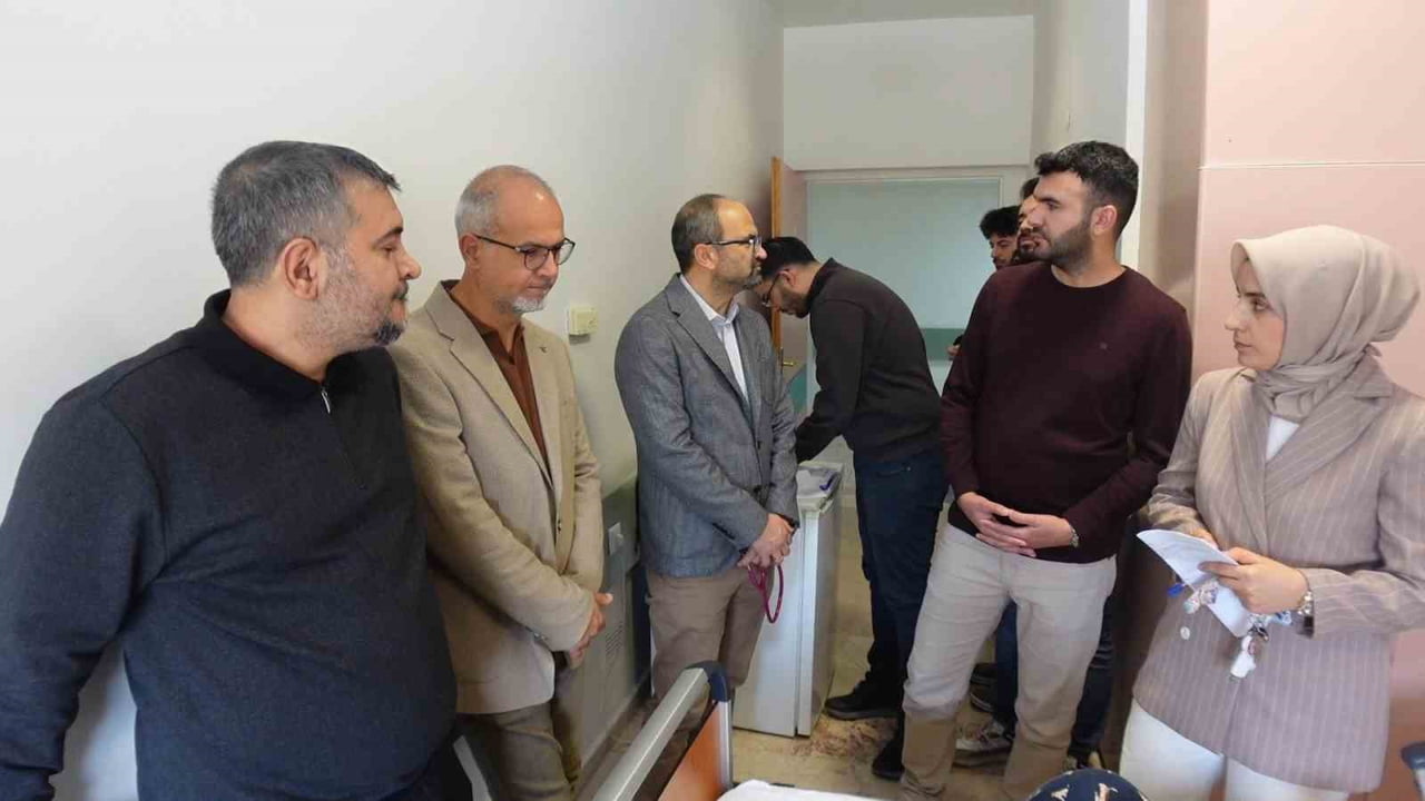 ROMATOLOJİ BİLİM DALI BAŞKANI PROF. DR. SÜLEYMAN SERDAR KOCA, "BEHÇET HASTALIĞININ DERİDEN GÖZE...