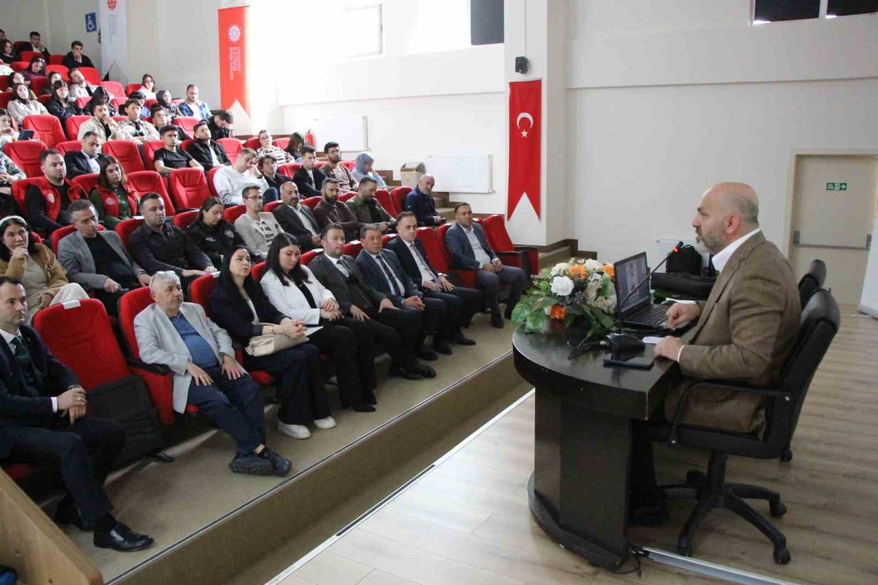 RTÜK ÜYESİ HASAN DAVULCU,  AMASYA ÜNİVERSİTESİ MERZİFON MESLEK YÜKSEKOKULU'NDA DÜZENLENEN 'DİJİTAL...