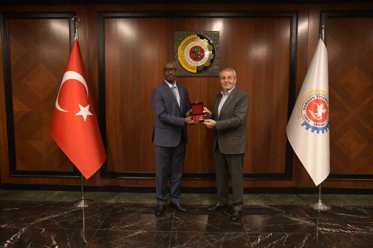 RUANDA CUMHURİYETİ’NİN ANKARA BÜYÜKELÇİSİ CHARLES KAYONGA (SOLDA), SAMSUN TİCARET VE SANAYİ ODASI...