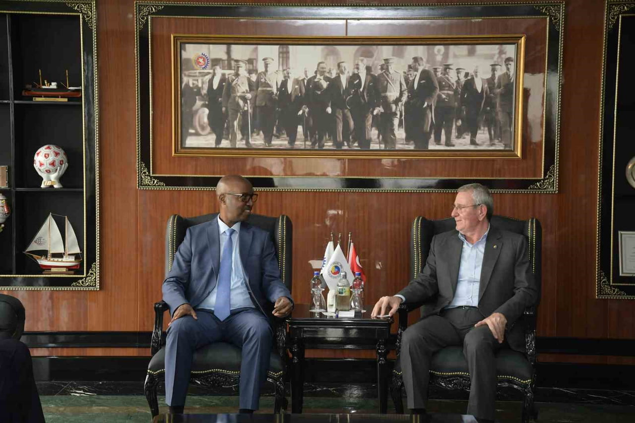 RUANDA CUMHURİYETİ’NİN ANKARA BÜYÜKELÇİSİ CHARLES KAYONGA (SOLDA), SAMSUN TİCARET VE SANAYİ ODASI...