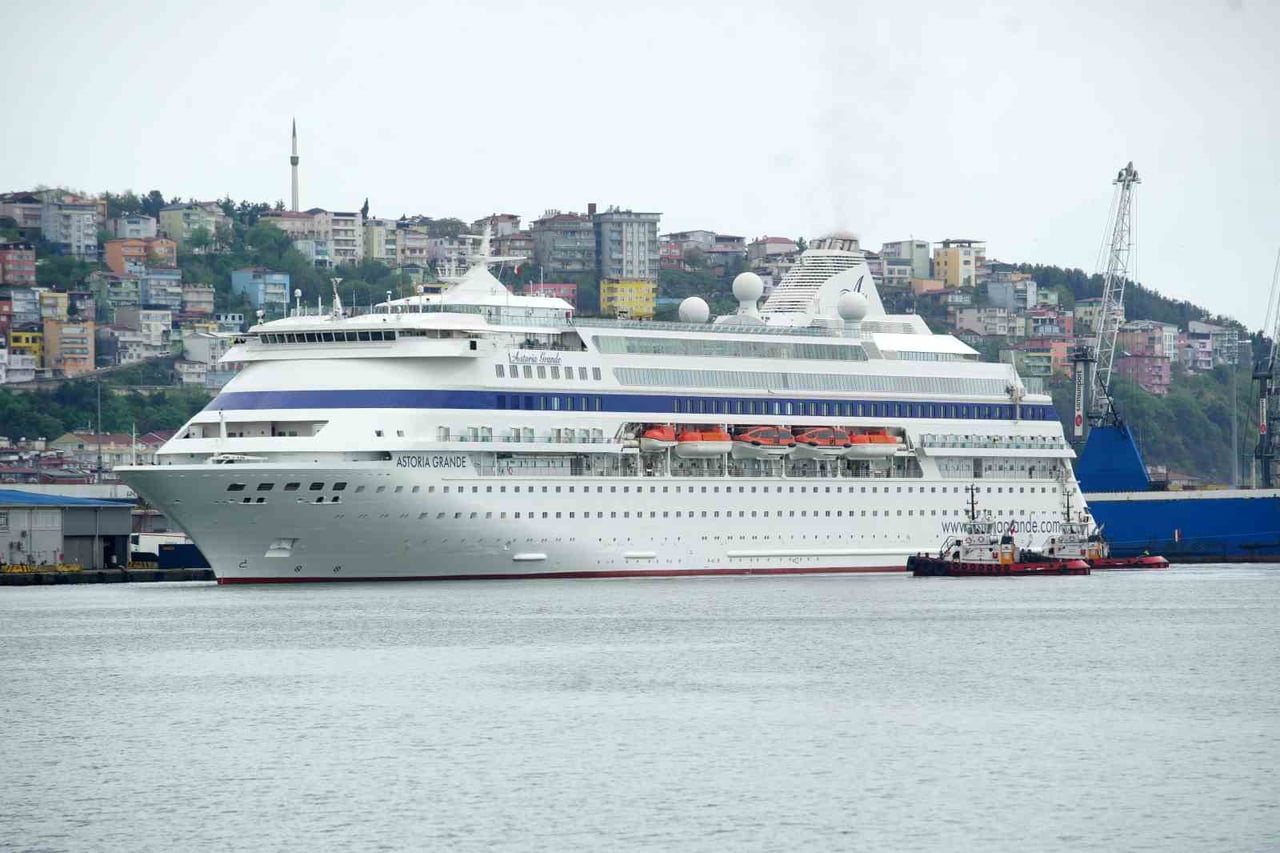 RUS TURİSTLERİ TAŞIYAN ASTORİA GRANDE SAMSUN’A DEMİRLEDİ.