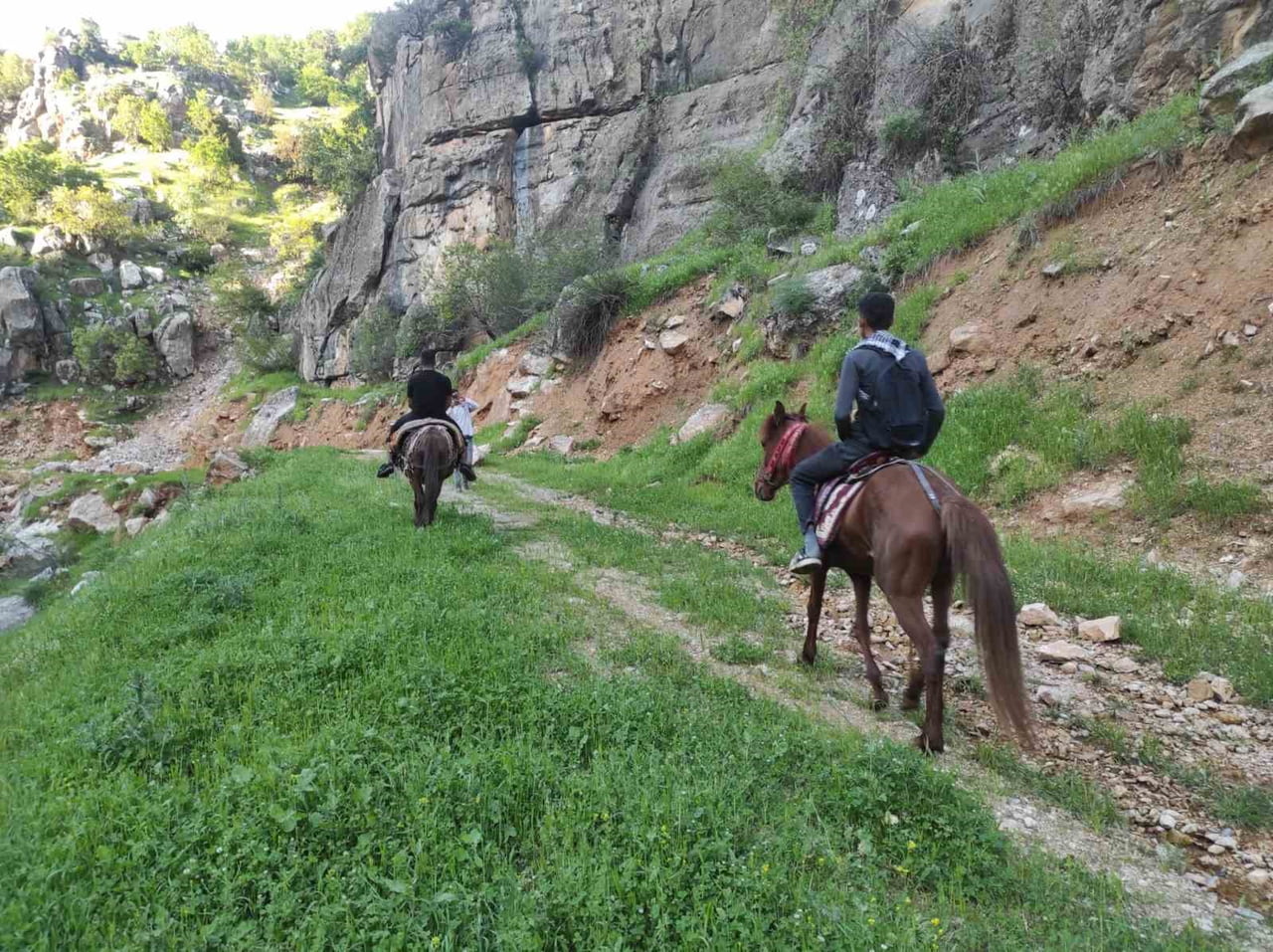 SABAHIN ERKEN SAATLERİNDE KATIRLARIYLA YOLA ÇIKAN KÖYLÜLER, SARP KAYALIKLAR VE YÜKSEK DAĞLARDA...