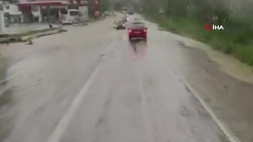 Sağanak yağış sonrası taşkın meydana geldi, sürücüler zor anlar yaşadı