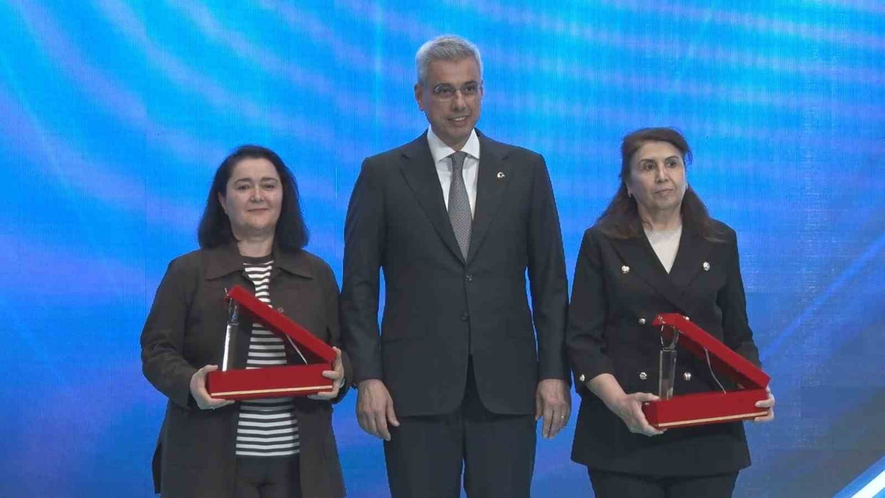 SAĞLIK BAKANI KEMAL MEMİŞOĞLU, EBE VE HEMŞİRELER GÜNÜ MÜNASEBETİYLE DÜZENLENEN PROGRAMDA KONUŞTU....