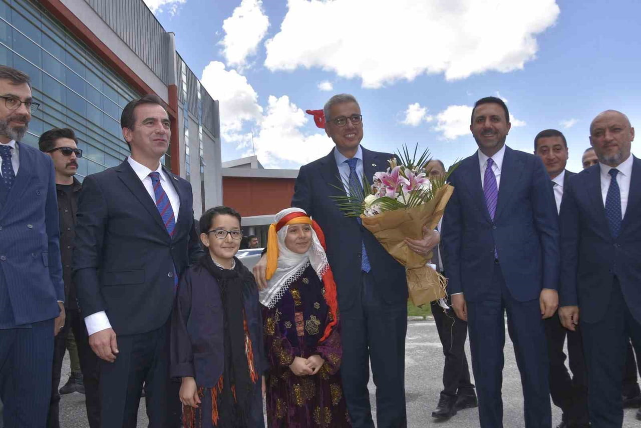 SAĞLIK BAKANI PROF DR. KEMAL MEMİŞOĞLU, ÇEŞİTLİ ZİYARETLERDE BULUNMAK BİTLİS EREN ÜNİVERSİTESİ’NDE...