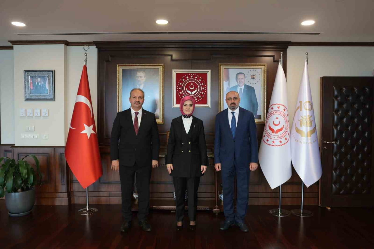 SAĞLIK-SEN GENEL BAŞKANI MAHMUT FARUK DOĞAN (SOLDA) VE GENEL BAŞKAN YARDIMCISI MUSTAFA IRGATOĞLU...