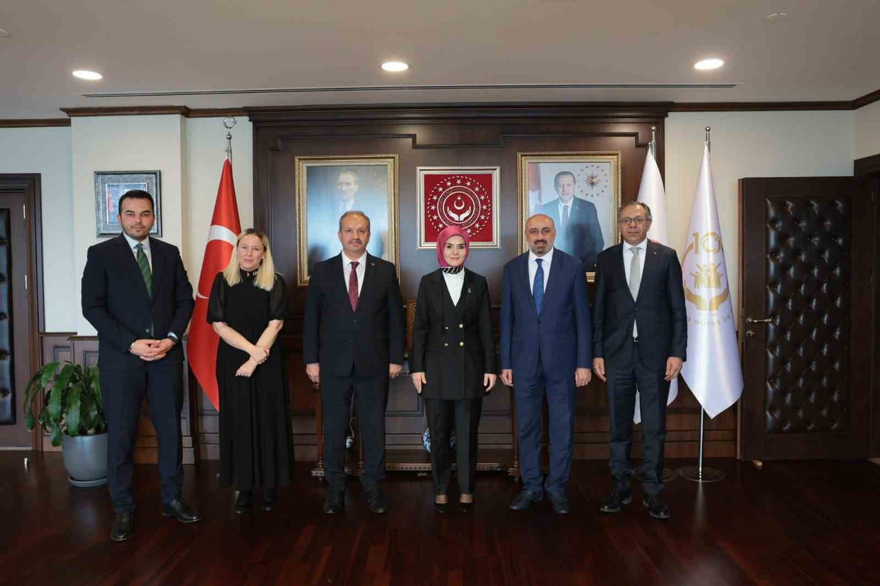 SAĞLIK-SEN HEYETİ AİLE VE SOSYAL HİZMETLER BAKANI MAHİNUR ÖZDEMİR GÖKTAŞ’I MAKAMINDA ZİYARET...