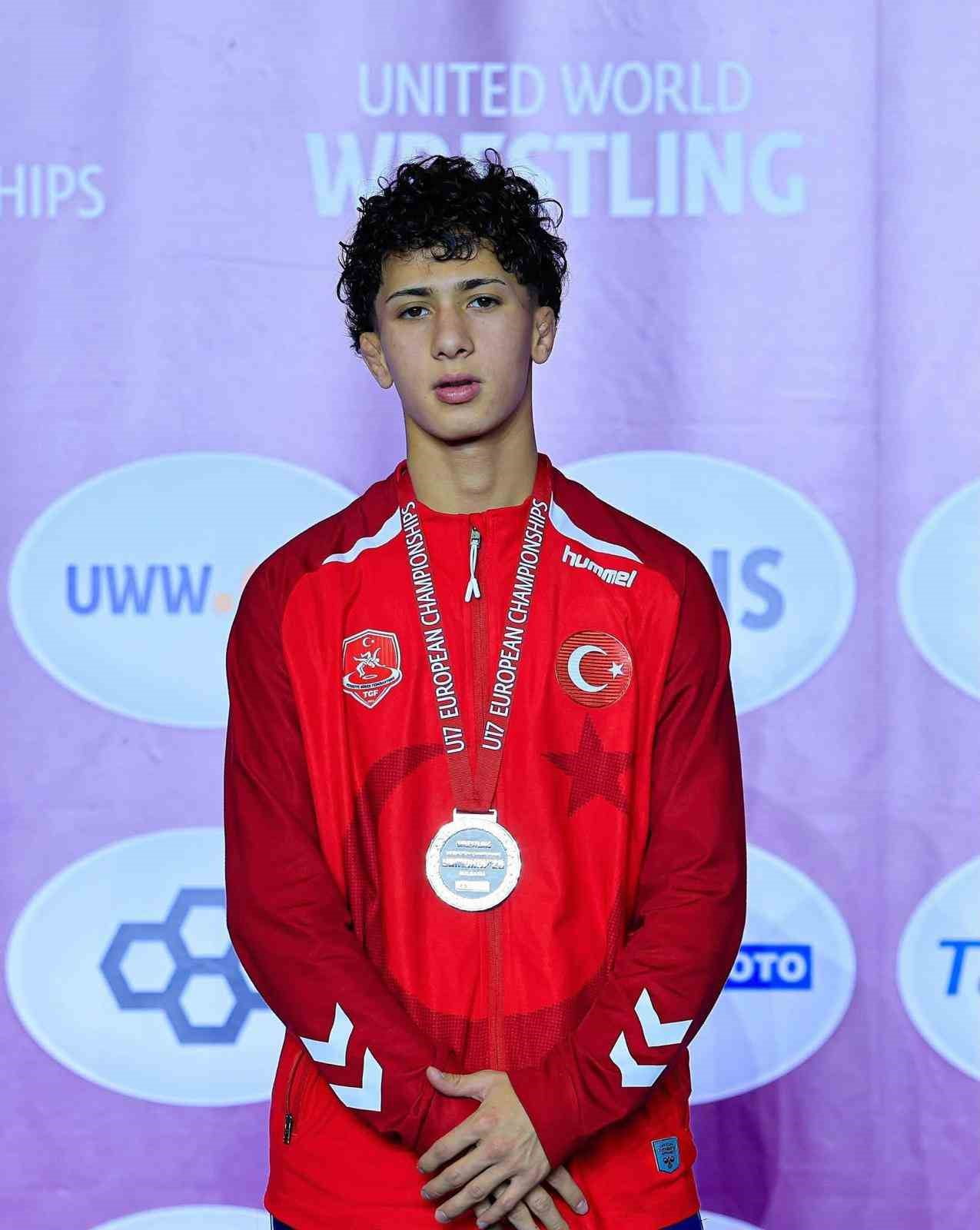 ŞAHİNBEY BELEDİYE SPOR KULÜBÜ GÜREŞ TAKIMI SPORCULARINDAN MUHAMMED GÖLHA, BULGARİSTAN’IN SAMAKOV...