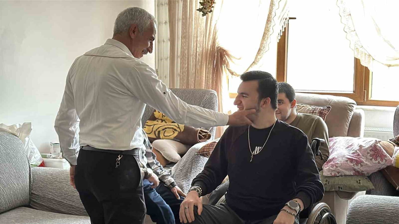 SAKARYA'NIN HENDEK İLÇESİNDE ANNELERİNİ BİR YIL ÖNCE KAYBEDEN DOĞUŞTAN ENGELLİ 3 KARDEŞ, FEDAKAR...