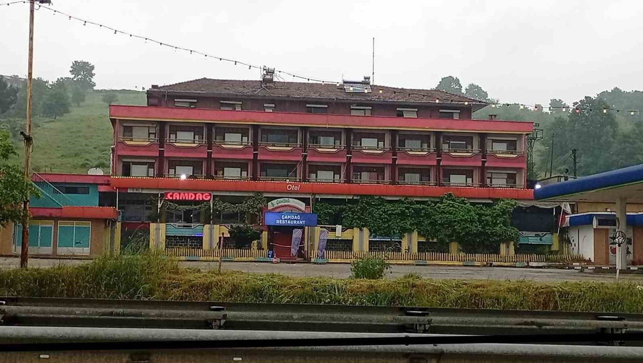 SAKARYA'NIN HENDEK İLÇESİNDE BİR OTELDE ÇIKAN SİLAHLI ÇATIŞMADA HAYATINI KAYBEDEN OTEL SAHİBİ, SON...