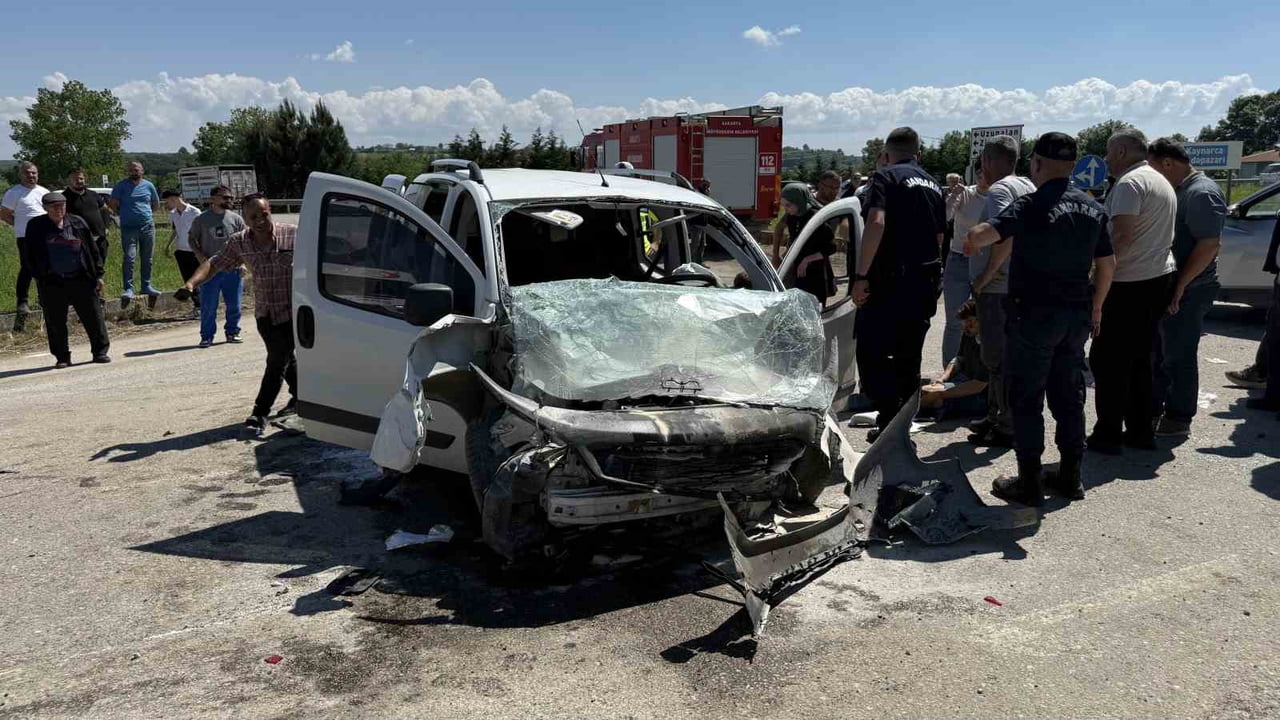 SAKARYA'NIN KAYNARCA İLÇESİNDE OTOMOBİL İLE HAFİF TİCARİ ARACIN ÇARPIŞMASI SONUCU 1'İ AĞIR 7 KİŞİ...