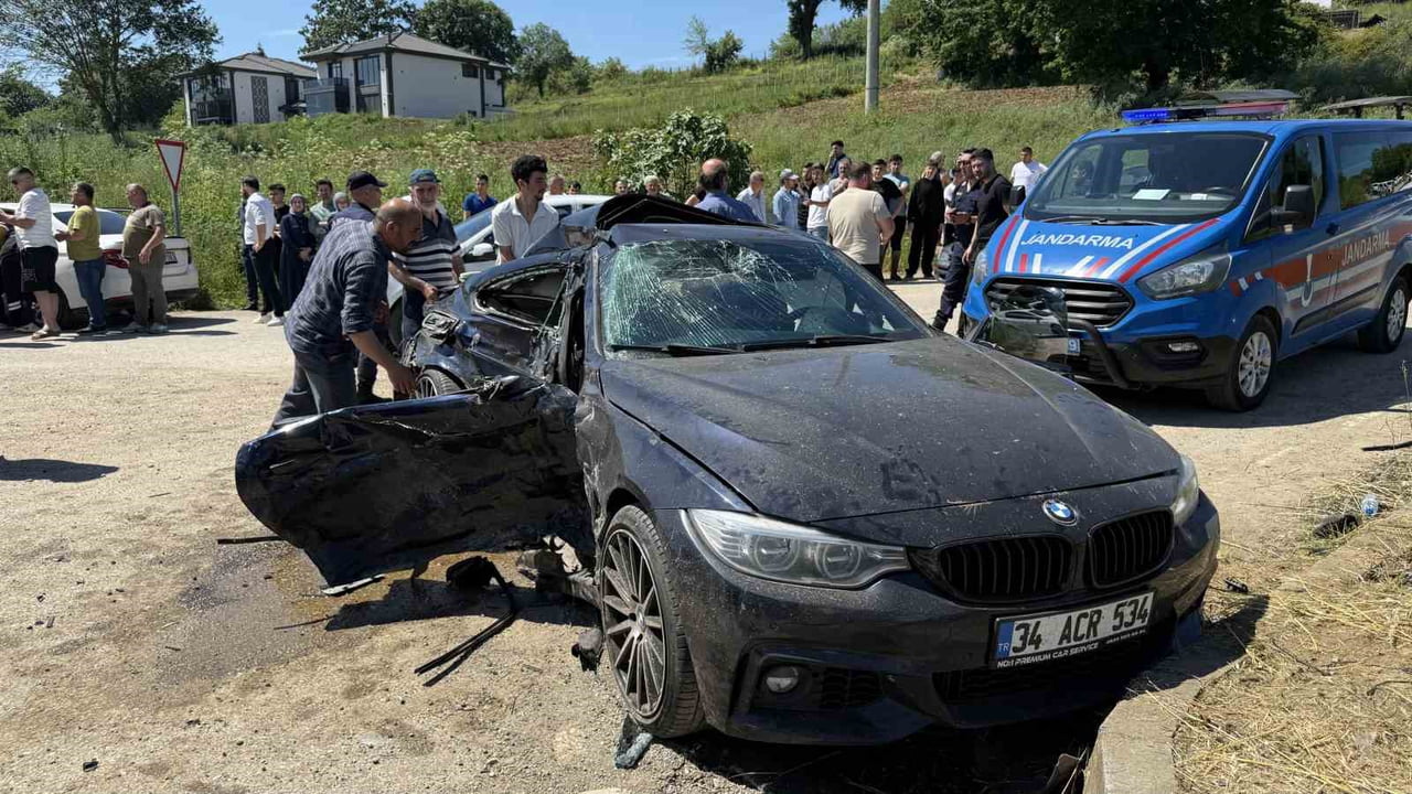 SAKARYA'NIN KAYNARCA İLÇESİNDE OTOMOBİL İLE HAFİF TİCARİ ARACIN ÇARPIŞMASI SONUCU 1'İ AĞIR 7 KİŞİ...