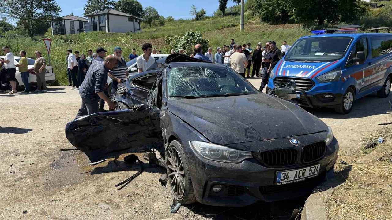 SAKARYA'NIN KAYNARCA İLÇESİNDE OTOMOBİL İLE HAFİF TİCARİ ARACIN ÇARPIŞMASI SONUCU MEYDANA GELEN...