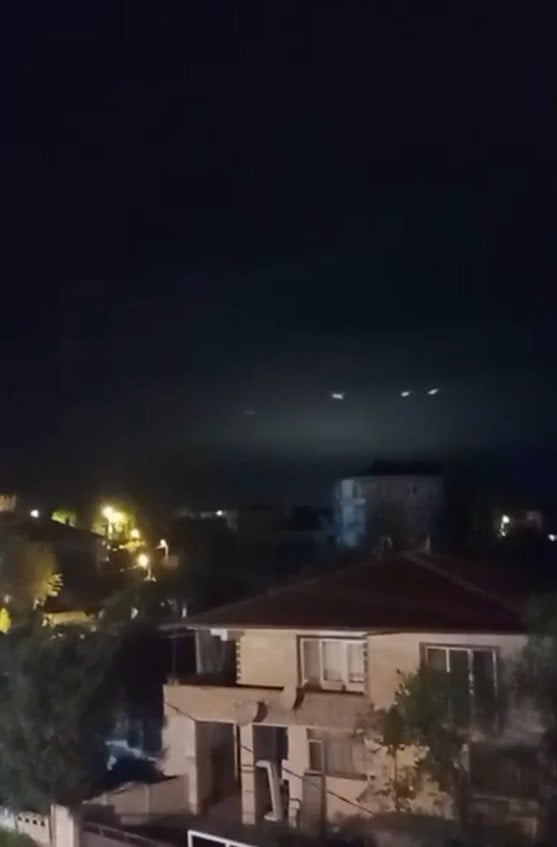 SAKARYA'NIN KOCAALİ İLÇESİNDE GECE SAATLERİNDE GÖKYÜZÜNDE BELİREN IŞIK BENZERİ CİSİMLER MERAK...