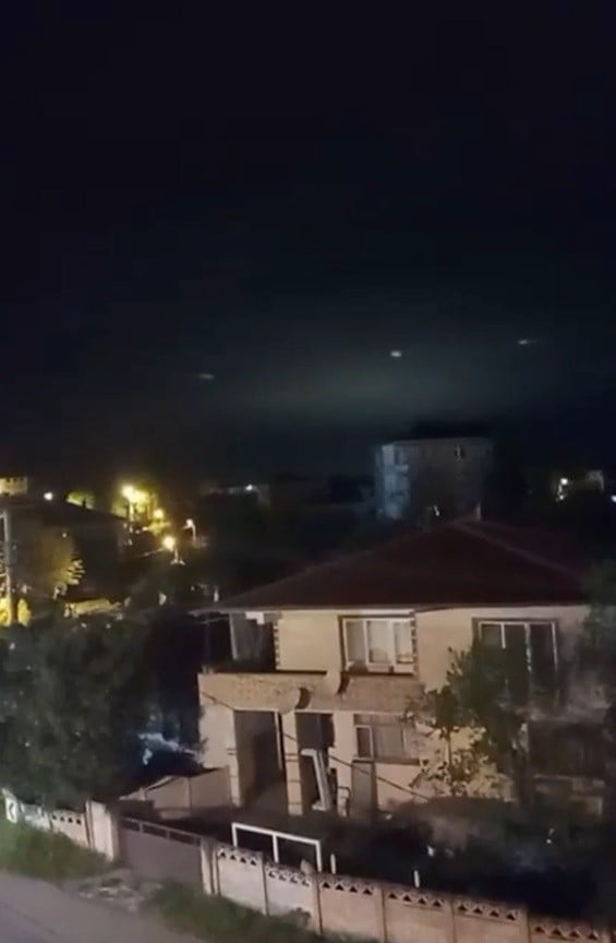 SAKARYA'NIN KOCAALİ İLÇESİNDE GECE SAATLERİNDE GÖKYÜZÜNDE BELİREN IŞIK BENZERİ CİSİMLER MERAK...