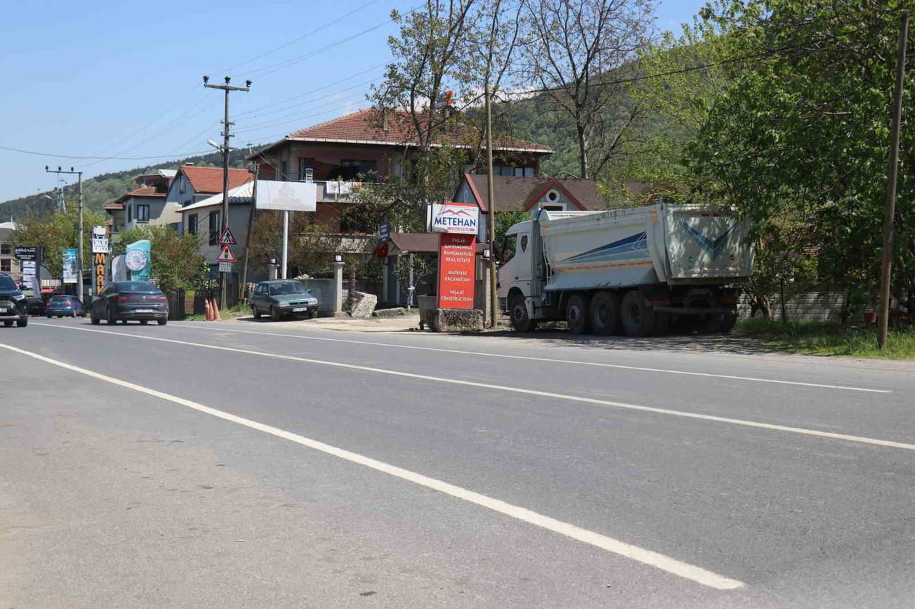 SAKARYA'NIN SAPANCA İLÇESİNDE İLÇE BELEDİYESİNE AİT ÇÖP KAMYONUNUN EZDİĞİ 31 YAŞINDAKİ KADIN...