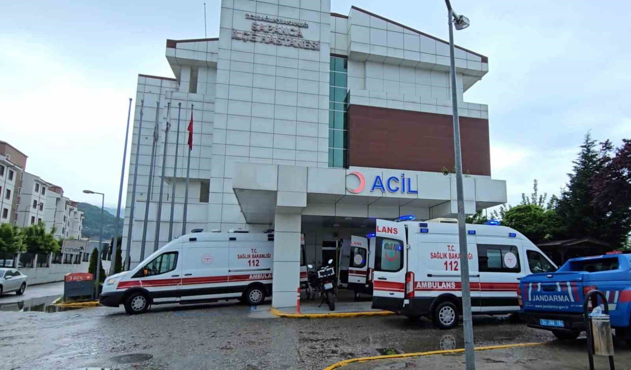 SAKARYA'NIN SAPANCA İLÇESİNDE KONTROLDEN ÇIKAN OTOMOBİL YERDEN YAKLAŞIK 5 METRE YÜKSEKLİKTEN...