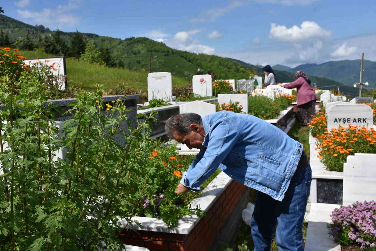 SAKARYA’DA KURBAN BAYRAMI ÖNCESİ MEZARLIKLARDA ZİYARETÇİ YOĞUNLUĞU YAŞANMAYA BAŞLADI. KURBAN...