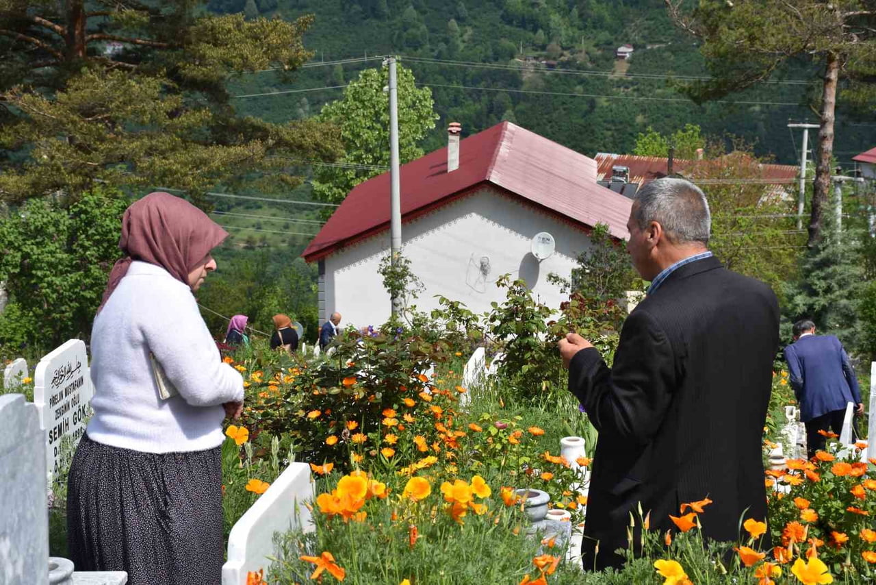 SAKARYA’DA KURBAN BAYRAMI ÖNCESİ MEZARLIKLARDA ZİYARETÇİ YOĞUNLUĞU YAŞANMAYA BAŞLADI. KURBAN...