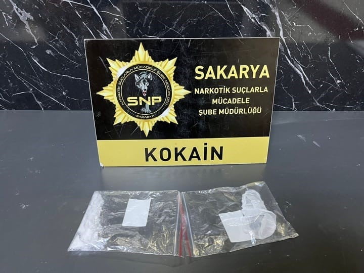 SAKARYA’DA POLİS EKİPLERİNCE YAPILAN UYUŞTURUCU OPERASYONUNDA 8.95 GRAM KOKAİN ELE GEÇİRİLİRKEN 40...