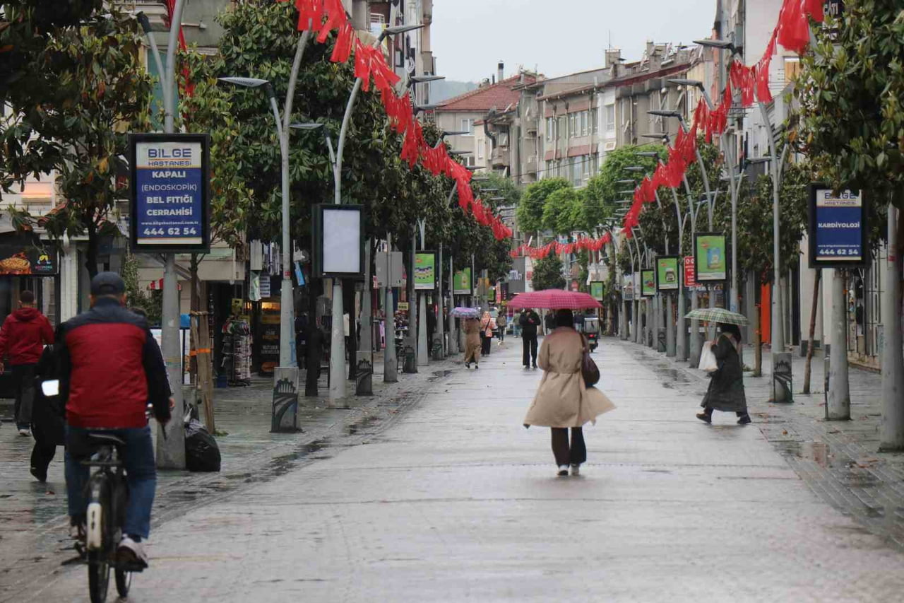 SAKARYA GENELİNDE GECE SAATLERİNDEN İTİBAREN ETKİLİ OLAN YAĞIŞ, BAZI CADDE VE SOKAKLARDA SU...