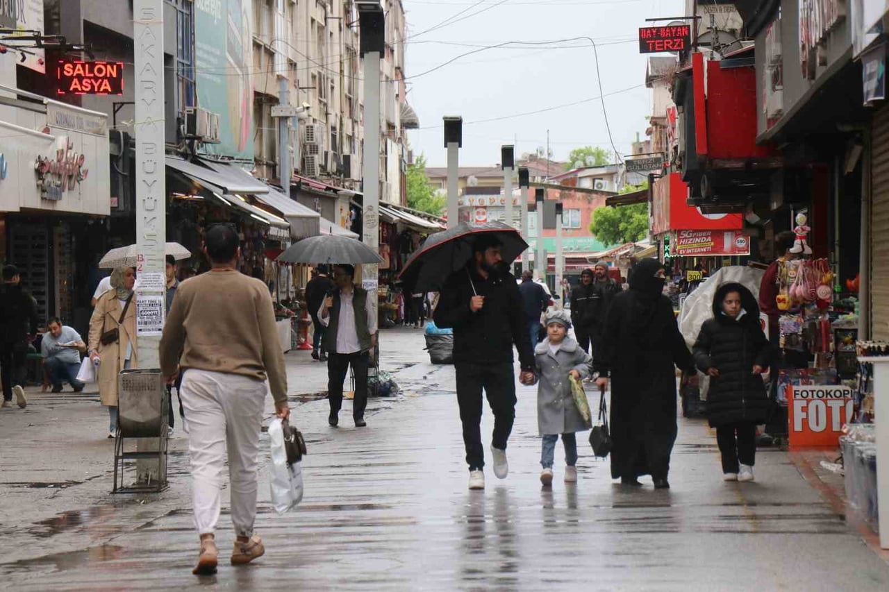 SAKARYA GENELİNDE GECE SAATLERİNDEN İTİBAREN ETKİLİ OLAN YAĞIŞ, BAZI CADDE VE SOKAKLARDA SU...