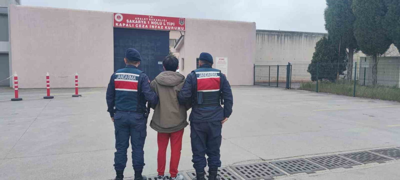 SAKARYA’NIN 4 İLÇESİNDE JANDARMA EKİPLERİNCE TORBACILARA YÖNELİK YAPILAN UYUŞTURUCU OPERASYONUNDA...