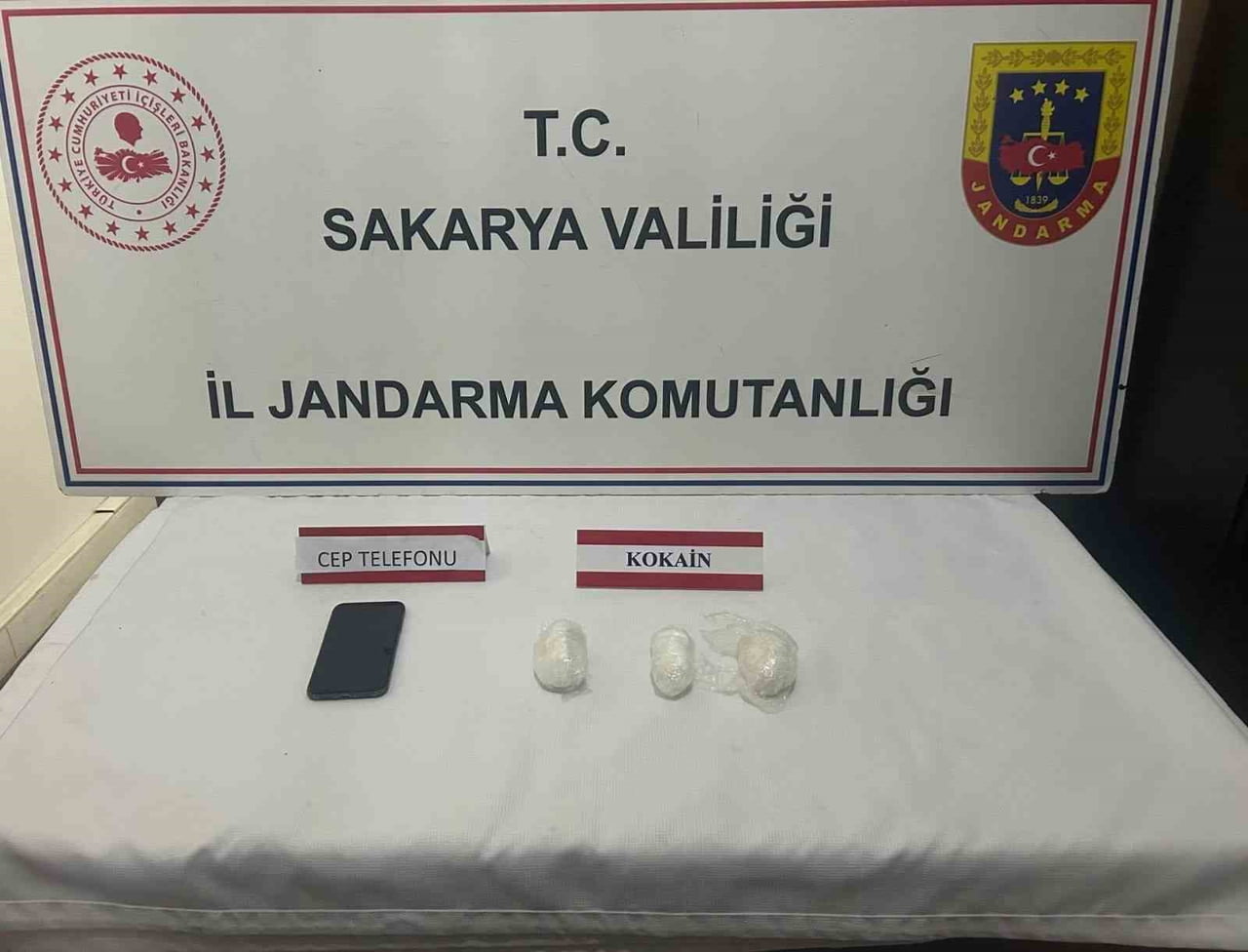 SAKARYA’NIN 4 İLÇESİNDE JANDARMA EKİPLERİNCE TORBACILARA YÖNELİK YAPILAN UYUŞTURUCU OPERASYONUNDA...
