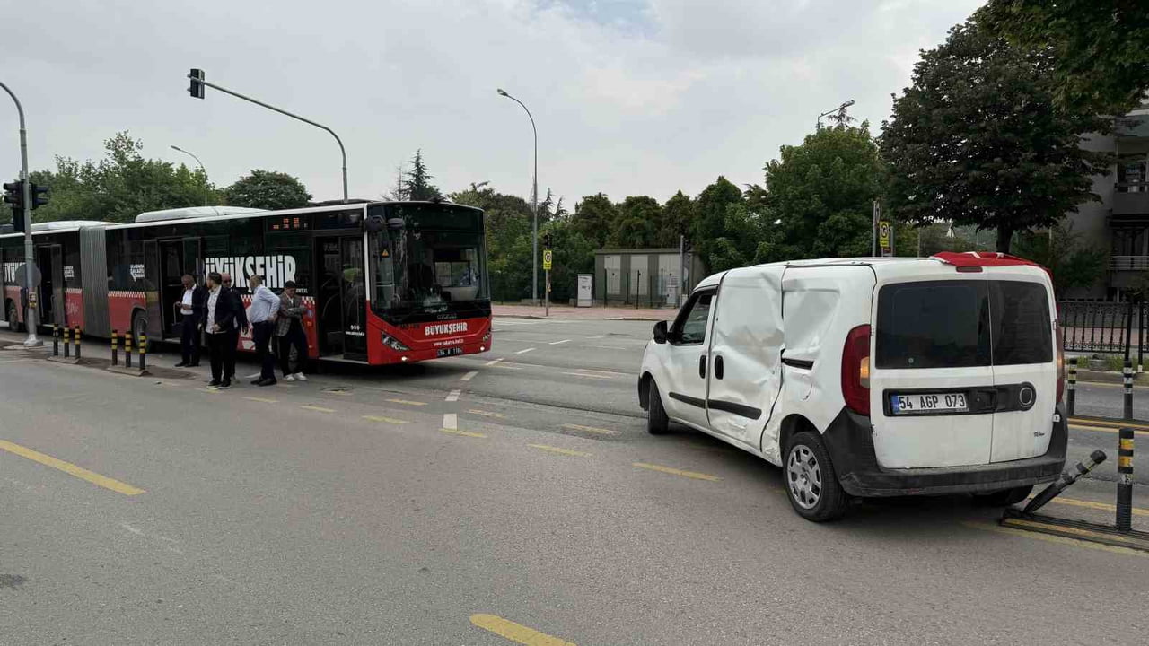 SAKARYA’NIN ADAPAZARI İLÇESİNDE DÖNÜŞÜN YASAK OLDUĞU YÖNE GİREN HAFİF TİCARİ ARAÇ İLE METROBÜS...